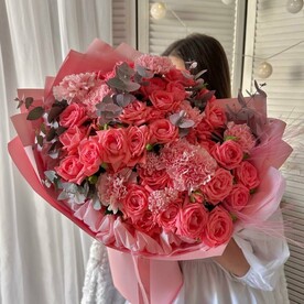 Авторский букет с кустовыми розами, диантусом, озотамнусом и эвкалиптом