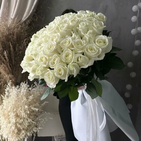 51 роза 90 см в дизайнерской упаковке