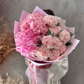 Авторский букет: гортензия, диантус, эвкалипт