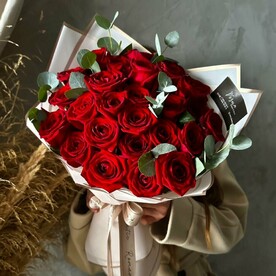 Букет красных роз 25 штук с эвкалиптом