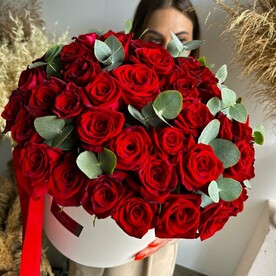 51 красная роза в большой коробке
