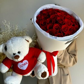 Подарочный набор: букет ароматных роз и мишка