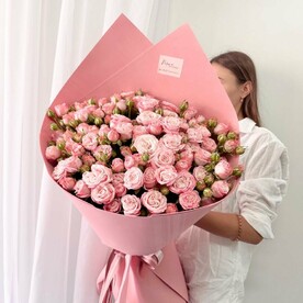 Пионовидные коралловые розы в дизайнерской упаковке🌿размер L