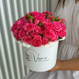 Цветы в коробке: розовые кустовые розы