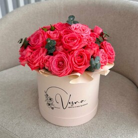 Цветы в коробке: коралловые кустовые розы, веточки эвкалипта