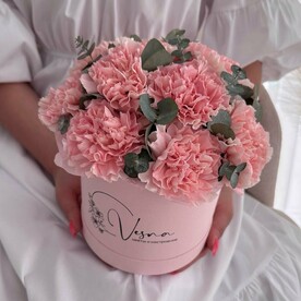 Розовый диантус и веточки эвкалипта в коробке🌿Размер S