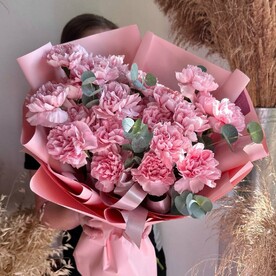 Авторский букет с диантусами и веточками эвкалипта