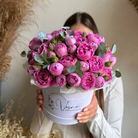 Цветы в коробке: пионовидные розы и веточки эвкалипта🌿Размер М