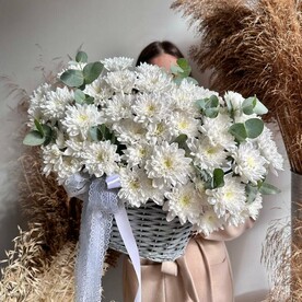 Корзина с хризантемами и веточками эвкалипта🌿Размер L