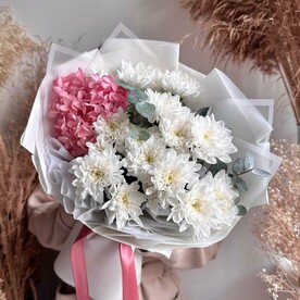 Авторский букет с гортензией, хризантемой и веточками эвкалипта