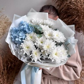 Авторский букет с хризантемой, гортензией и веточками эвкалипта