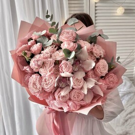 Авторский букет с орхидеями, пионовидными розами и веточками эвкалипта