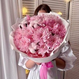 Авторский букет: розовая хризантема, натуральный хлопок, лагурус