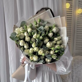 Букет кустовых роз с веточками эвкалипта