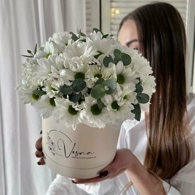 Цветы в коробке: ромашковая хризантема и веточки эвкалипта