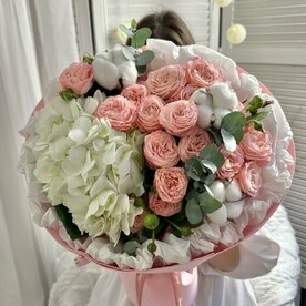 Авторский букет с пионовидными розами, гортензией, и эвкалиптом