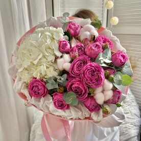 Авторский букет с гортензией, пионовидными розами и эвкалиптом