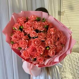 Букет кустовых коралловых роз в дизайнерской упаковке
