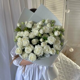 Букет белых пионовидных кустовых роз в дизайнерской упаковке