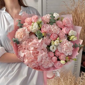 Авторский букет: пионовидные розы, гортензия, эустома, диантус, эвкалипт