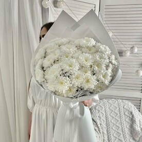 Букет белых хризантем в дизайнерской упаковке размер L