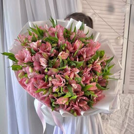 19 веток розовой альстромерии в дизайнерской упаковке ☘️ Размер М