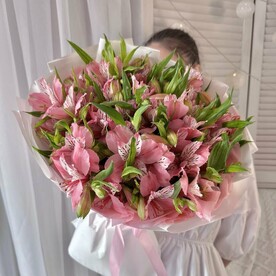9 веток розовой альстромерии в дизайнерской упаковке☘️Размер S