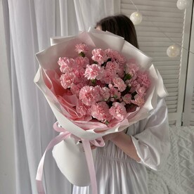 Букет розовых кустовых диантусов в дизайнерской упаковке🌿Размер S