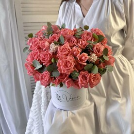 Цветы в коробке: кустовая Роза, озотамнус и веточки эвкалипта🌿 Размер М