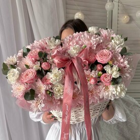 Корзина с цветами: пионовидные розы, розовая хризантема, диантус белый и веточки эвкалипта🌿Размер М