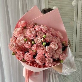 Моно букет: пионовидные кустовые розы коралловые в дизайнерской упаковке🌿 Размер S