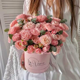 Цветы в коробке: пионовидные кустовые розы коралловые и веточки эвкалипта 🌿 Размер М