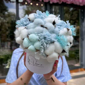 Сухоцветы и стабилизированные цветы в шляпной коробке