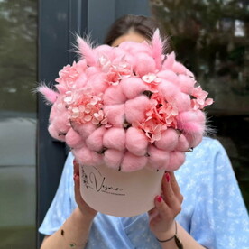 Коробка с сухоцветами и стабилизированными цветами