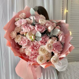 Авторский букет с пионовидными розами , диантусом и эвкалиптом