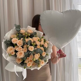 Подарочный набор: букет кустовых роз с эвкалиптом и шар сердце с гелием