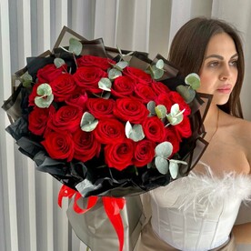 Букет красных ароматных роз 25 шт с эвкалиптом🌿Размер М