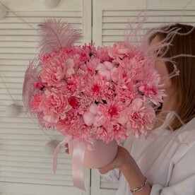Цветы в коробке: розовая хризантема, диантус, натуральный хлопок и декоративные перышки 🌸Размер S