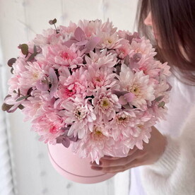 Цветы в коробке: розовая хризантема и веточки эвкалипта