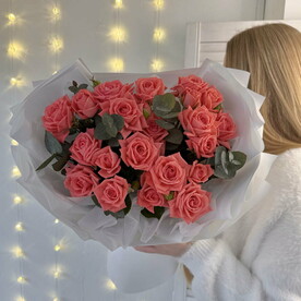 Кустовые коралловые розы с эвкалиптом в дизайнерской упаковке