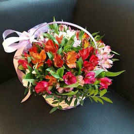 Корзина с альстромериями