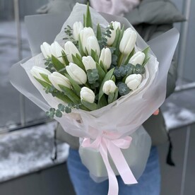 Букет Фейерверк из тюльпанов и эвкалипта