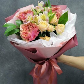 Розовый капучино (Розы с альстромерией)