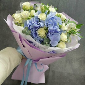 Viola букет из гортензии и кустовой розы