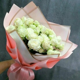 Кустовые розы в букете 💐