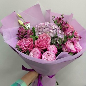 Пионовый (букет из гортензии, пионовидых роз)