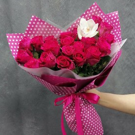 Розовое сердце (19 роз и цимбидиум)