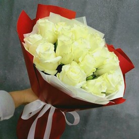 15 белых роз