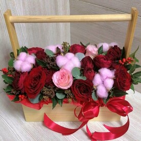 Ящик с розами и хлопком
