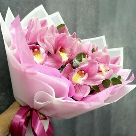 Букет Aura из 11 Орхидей с эвкалиптом